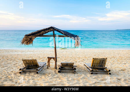 Sedie a sdraio e ombrellone ombra su Puka Shell Beach, Boracay Island, Aklan Provincia, Western Visayas, Filippine Foto Stock