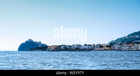 Ischia vista panoramica con Castello Aragonese Foto Stock