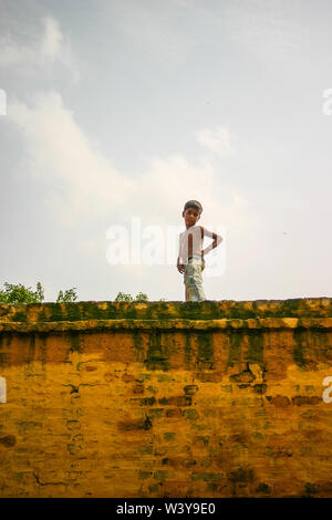 Amroha, Utar Pradesh, India - 2011: Unidentified popolo indiano da baraccopoli Foto Stock