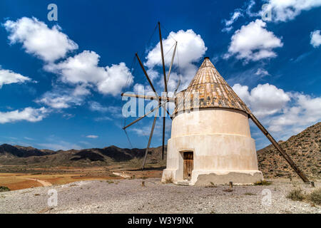 Il mulino a vento, Cabo de Gata Almeria, Andalusia, Spagna Foto Stock