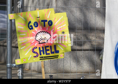 Vai al poster shell attaccata alla ringhiera in piazza del Parlamento di Londra Foto Stock