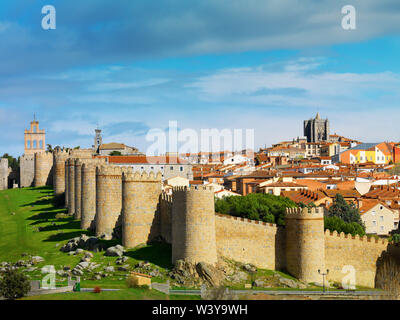 Spagna, Castiglia e Leon, Avila. Mura fortificate attorno alla città vecchia, classificato come patrimonio mondiale dall'UNESCO, i bastioni datato XII secolo Foto Stock