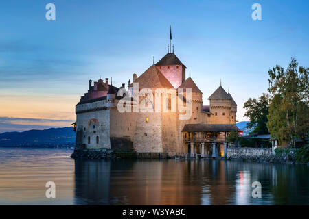 Chateau de Chillon sulle rive del Lago di Ginevra (francese: Lac LÃ©l'uomo) dopo il tramonto, Veytaux, Canton Vaud, Svizzera. Foto Stock