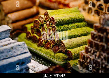 Il baklava in un rotolo, tipica orientale pasticceria dolce nel bazaar al centro storico di Istanbul, elencati come patrimonio mondiale dall' UNESCO, il quartiere di Sultanahmet, Turchia. Foto Stock