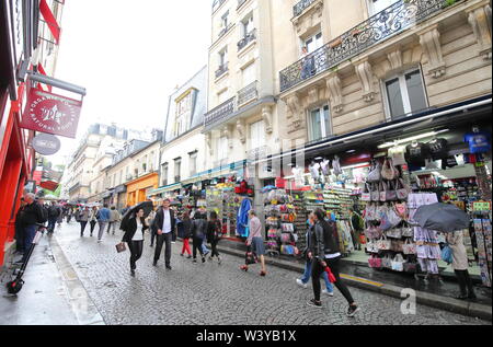 La gente di visitare Montmartre shopping street Parigi Francia. Foto Stock