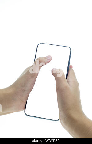Close-up di una persona della mano che tiene il telefono cellulare con schermo bianco su sfondo bianco. Foto Stock