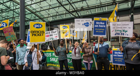 Londra, Regno Unito. 18 Luglio, 2019. Il personale, i membri della Unione dei PC a ministeri governativi, compresi HM Revenue e dogane, sciopero e marzo per un salario di sussistenza nel centro di Londra. Credito: David Rowe/Alamy Live News Foto Stock