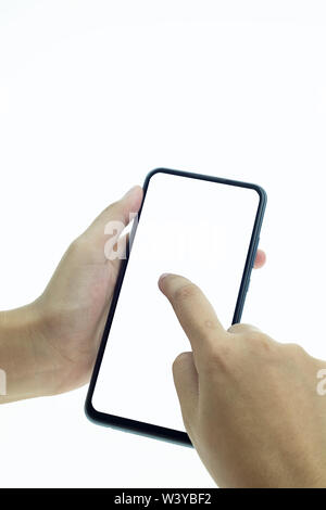 Close-up di una persona della mano che tiene il telefono cellulare con schermo bianco su sfondo bianco. Foto Stock