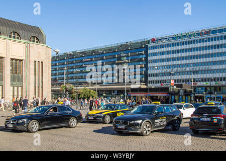 Helsinki, Finlandia - 24 giugno. 2019 - Stazione Taxi a Eliel Square al di fuori di Helsinki stazione ferroviaria Foto Stock