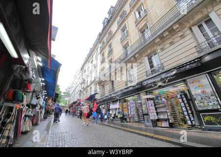 La gente di visitare Montmartre shopping street Parigi Francia. Foto Stock