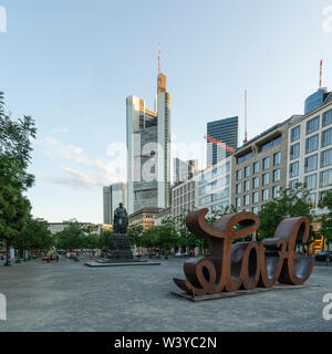 Frankfurt am Main, luglio 2019. vista del monumento e la statua di Goethe nella piazza con lo stesso nome Foto Stock