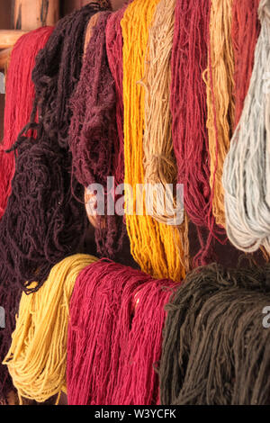 Tinti lana di Alpaca stringhe in un negozio di souvenir, Perù. Foto Stock