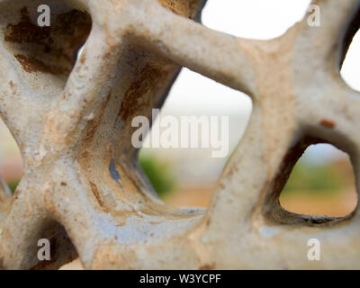 Parete in cemento con fori closeup per lo sfondo Foto Stock