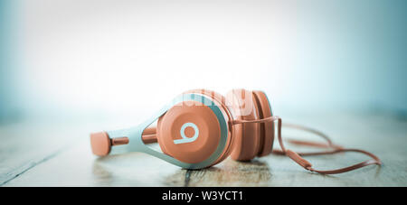 Alloa, Scozia - 17 Luglio 2019: Cuffie Beats di Dr. Dre Foto Stock