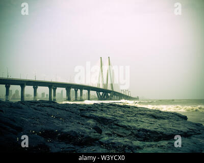 Il mare Bandra-Worli Link, ufficialmente chiamato Rajiv Gandhi Link sul mare, è un cavo-alloggiato ponte che collega Bandra nei sobborghi occidentali di Mumbai con W Foto Stock