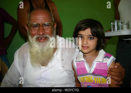 Amroha, Utar Pradesh, India - 2011: Unidentified popolo indiano da baraccopoli Foto Stock