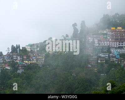 Vista della città di Darjeeling nella nebbia, India Foto Stock