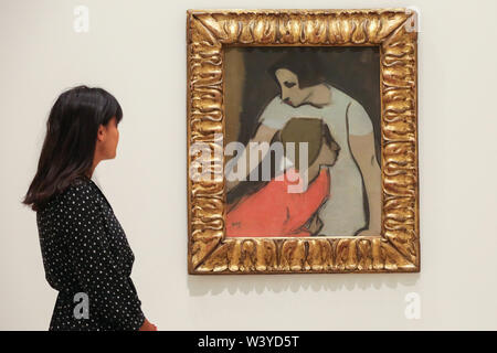 Londra, Regno Unito. 17 Luglio, 2019. Un membro del personale si affaccia sul Helene Schjerfbeck del dipinto ''allarme 1935'' presso la Royal Academy of Arts durante l'anteprima della sua prima esposizione a Londra.La mostra presenta circa 65 ritratti, paesaggi e still life, charting lo sviluppo di Helene Schjerfbeck di lavoro dal punto di vista naturalistico stile ispirato dal salone francese pittori nei primi anni 1880, per una radicale astratti e approccio moderno dal giro del ventesimo secolo in poi. La mostra va dal 20 luglio al 27 ottobre 2019. (Credito Immagine: © Dinendra Haria/SOPA Imag Foto Stock