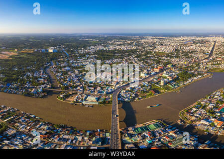 CAN THO, VIETNAM - Feb 08, 2019:vista superiore vista aerea del Cai Rang bridge, Can Tho City, Vietnam con lo sviluppo di edifici, il trasporto. Foto Stock