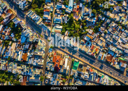 Vista superiore vista aerea di 3/2 street, Can Tho città con edifici di sviluppo, trasporto, energia infrastruttura di alimentazione. Delta del Mekong, Vietnam Foto Stock