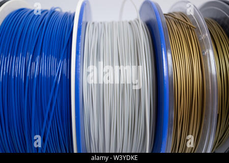 In plastica di colore PLA PETG e il filamento di ABS per la stampa su una stampante 3D Foto Stock