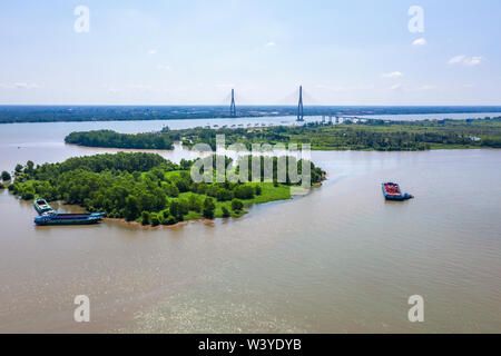 Vista superiore vista aerea di Can Tho bridge, Can Tho città con edifici di sviluppo, trasporto, energia infrastruttura di alimentazione. Foto Stock