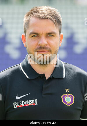 Aue, Germania. 18 Luglio, 2019. Soccer seconda Bundesliga: Fototermin FC Erzgebirge Aue per la stagione 2019/20 nell'Sparkassen-Erzgebirsgstadion. Armourer Tommyäßemodel. Credito: Robert Michael/dpa-Zentralbild/dpa/Alamy Live News Foto Stock