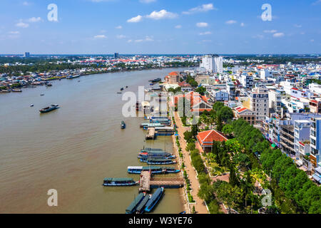 Top vista aerea amore bridge o Ninh Kieu wark ponte Can Tho City, Vietnam con edifici di sviluppo, trasporto, energia infrastrutture di alimentazione Foto Stock