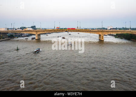 Vista superiore vista aerea di Can Tho bridge, Can Tho città con edifici di sviluppo, trasporto, energia infrastruttura di alimentazione. Foto Stock