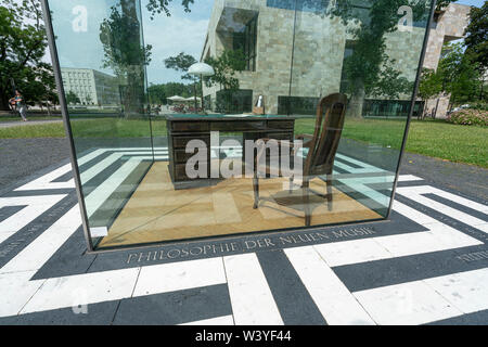 Frankfurt am Main, luglio 2019. L'Adorno desk è un monumento nel grande parco dell'Università Johann Wolfgang Goethe Foto Stock