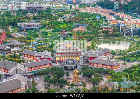 Vista aerea del mondo Sun Halong park, con sole ruote sottomarina e giochi. Halong City, Vietnam. Vicino a Halong Bay, Sito Patrimonio Mondiale dell'UNESCO. Foto Stock