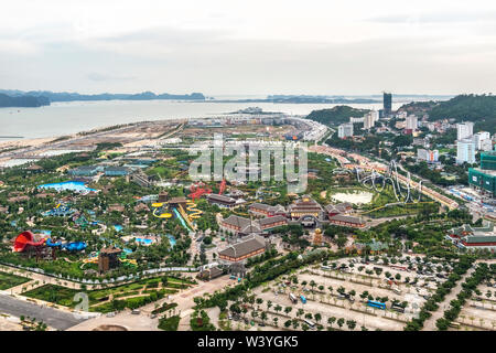 Vista aerea del mondo Sun Halong park, con sole ruote sottomarina e giochi. Halong City, Vietnam. Vicino a Halong Bay, Sito Patrimonio Mondiale dell'UNESCO. Foto Stock
