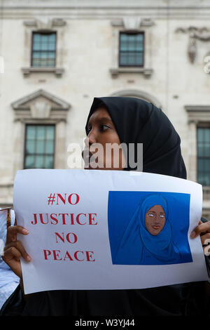 Marzo sul Parlamento, giustizia per Shukri Abdi, Westminster, Regno Unito. 17 Luglio, 2019. Membri del Regno Unito comunità somala sta chiamando su competenti di tenere un procedimento formale di indagine per la morte di un 12 anni ragazza somala, Shukri Abdi, da seppellire vicino a Greater Manchester dopo la sua morte. Shukri è venuto per il Regno Unito con la sua famiglia dal Dadaab Refugee Camp di Garissa, Kenya ed è stato trovato morto in un fiume intorno a mezzanotte il 27 giugno, 2019. Credito: Maureen McLean/Alamy Foto Stock