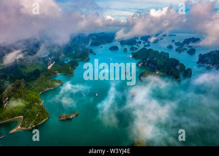 Vista aerea di Sang grotta e kayak area isola di roccia, Halong, Vietnam, sud-est asiatico.Sito Patrimonio Mondiale dell'UNESCO. Junk crociera in barca per la Baia di Ha Long Foto Stock