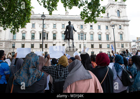 Marzo sul Parlamento, giustizia per Shukri Abdi, Westminster, Regno Unito. 17 Luglio, 2019. Membri del Regno Unito comunità somala sta chiamando su competenti di tenere un procedimento formale di indagine per la morte di un 12 anni ragazza somala, Shukri Abdi, da seppellire vicino a Greater Manchester dopo la sua morte. Shukri è venuto per il Regno Unito con la sua famiglia dal Dadaab Refugee Camp di Garissa, Kenya ed è stato trovato morto in un fiume intorno a mezzanotte il 27 giugno, 2019. Credito: Maureen McLean/Alamy Foto Stock