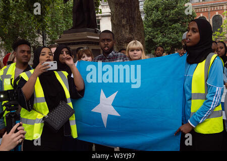 Marzo sul Parlamento, giustizia per Shukri Abdi, Westminster, Regno Unito. 17 Luglio, 2019. Membri del Regno Unito comunità somala sta chiamando su competenti di tenere un procedimento formale di indagine per la morte di un 12 anni ragazza somala, Shukri Abdi, da seppellire vicino a Greater Manchester dopo la sua morte. Shukri è venuto per il Regno Unito con la sua famiglia dal Dadaab Refugee Camp di Garissa, Kenya ed è stato trovato morto in un fiume intorno a mezzanotte il 27 giugno, 2019. Credito: Maureen McLean/Alamy Foto Stock