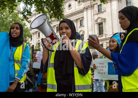 Marzo sul Parlamento, giustizia per Shukri Abdi, Westminster, Regno Unito. 17 Luglio, 2019. Membri del Regno Unito comunità somala sta chiamando su competenti di tenere un procedimento formale di indagine per la morte di un 12 anni ragazza somala, Shukri Abdi, da seppellire vicino a Greater Manchester dopo la sua morte. Shukri è venuto per il Regno Unito con la sua famiglia dal Dadaab Refugee Camp di Garissa, Kenya ed è stato trovato morto in un fiume intorno a mezzanotte il 27 giugno, 2019. Credito: Maureen McLean/Alamy Foto Stock