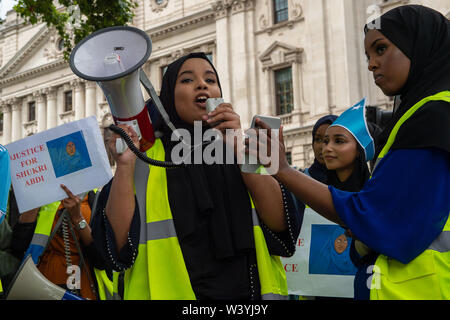 Marzo sul Parlamento, giustizia per Shukri Abdi, Westminster, Regno Unito. 17 Luglio, 2019. Membri del Regno Unito comunità somala sta chiamando su competenti di tenere un procedimento formale di indagine per la morte di un 12 anni ragazza somala, Shukri Abdi, da seppellire vicino a Greater Manchester dopo la sua morte. Shukri è venuto per il Regno Unito con la sua famiglia dal Dadaab Refugee Camp di Garissa, Kenya ed è stato trovato morto in un fiume intorno a mezzanotte il 27 giugno, 2019. Credito: Maureen McLean/Alamy Foto Stock