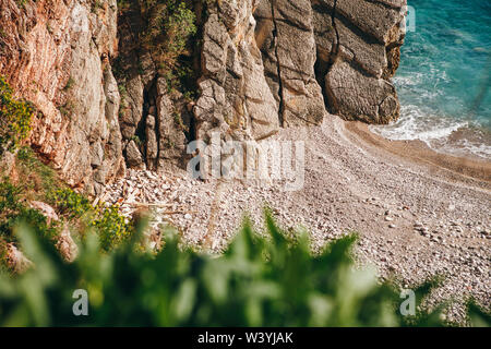 Bellissima vista della spiaggia selvaggia o shore. Paesaggio naturale. Foto Stock