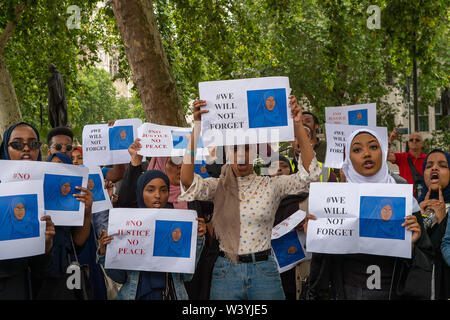 Marzo sul Parlamento, giustizia per Shukri Abdi, Westminster, Regno Unito. 17 Luglio, 2019. Membri del Regno Unito comunità somala sta chiamando su competenti di tenere un procedimento formale di indagine per la morte di un 12 anni ragazza somala, Shukri Abdi, da seppellire vicino a Greater Manchester dopo la sua morte. Shukri è venuto per il Regno Unito con la sua famiglia dal Dadaab Refugee Camp di Garissa, Kenya ed è stato trovato morto in un fiume intorno a mezzanotte il 27 giugno, 2019. Credito: Maureen McLean/Alamy Foto Stock