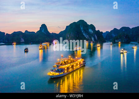 Vista aerea del tramonto, alba vicino Ti Top rock island, Halong Bay, Vietnam, sud-est asiatico. UNESCO - Sito Patrimonio dell'umanità. Junk crociera in barca per la Baia di Ha Long. Foto Stock