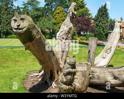 Alice nel paese delle meraviglie di scultura in legno in giardini termali Ripon North Yorkshire, Inghilterra Foto Stock