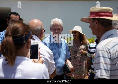 PUNTA CANA - REP DOM - 17 luglio: l'ex presidente degli Stati Uniti Bill Clinton ha visto il golf durante la sua vacanza al Puntacana Resort & Club a luglio 17, 2019 in Punta Cana Repubblica Dominicana. Credito: Repubblica Dominicana Ministero del Turismo/MediaPunch Foto Stock