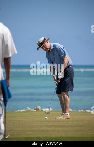 PUNTA CANA - REP DOM - 17 luglio: l'ex presidente degli Stati Uniti Bill Clinton ha visto il golf durante la sua vacanza al Puntacana Resort & Club a luglio 17, 2019 in Punta Cana Repubblica Dominicana. Credito: Repubblica Dominicana Ministero del Turismo/MediaPunch Foto Stock