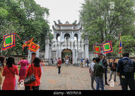 I turisti al di fuori del Tempio della Letteratura o tempio della cultura, un Tempio di Confucio ad Hanoi, in Vietnam del nord e del sud-est asiatico Foto Stock