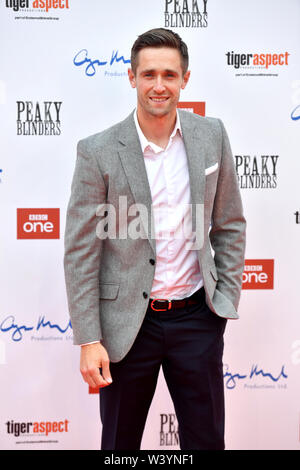 Chris Woakes frequentando il Peaky Blinders Serie Cinque Premiere Mondiale tenutasi a Birmingham Town Hall. Foto Stock