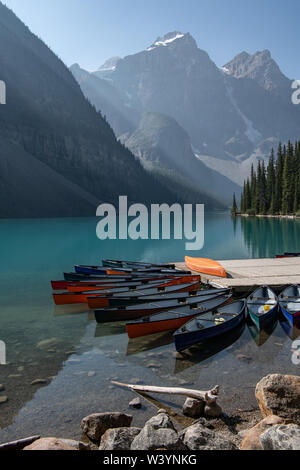 Canoe sul lago Moraine, Banff, Alberta, Canada Foto Stock