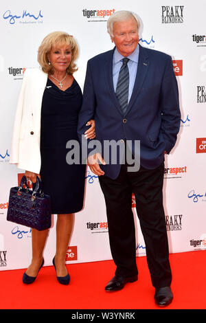 Maggie Atkinson e Ron Atkinson frequentando il Peaky Blinders Serie Cinque Premiere Mondiale tenutasi a Birmingham Town Hall. Foto Stock