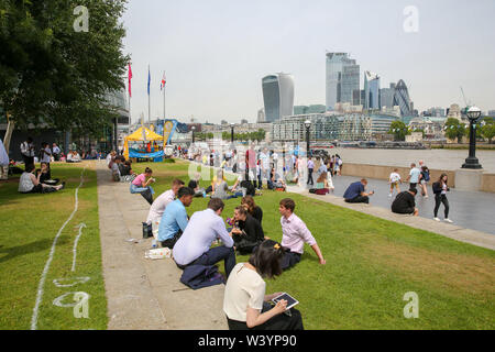 Luglio 17, 2019 - Londra, Regno Unito - Città dei lavoratori e i turisti si sono riuniti a Moor vicino al Tower Bridge durante una giornata calda e soleggiata a Londra..Il clima caldo continua nel Regno Unito, secondo la stazione meteorologica, è prevista pioggia in tutto il paese nei prossimi giorni. (Credito Immagine: © Dinendra Haria/SOPA immagini via ZUMA filo) Foto Stock