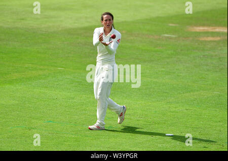 L'Inghilterra del Georgia Elwiss durante il giorno una delle donne le ceneri del Test match alla Cooper Associates County Ground, Taunton. Foto Stock